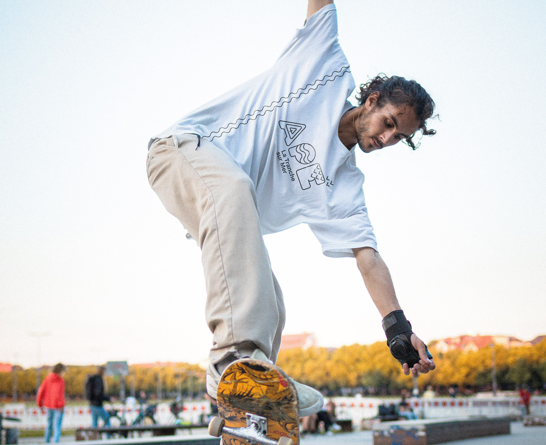 Skater avec un t-shirt personnalisé au logo de l'association