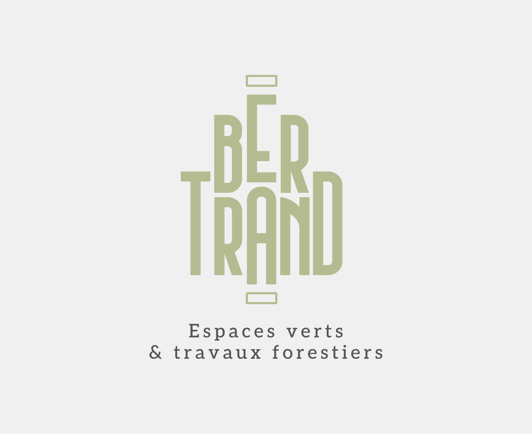 Monogramme "B" incrusté d'anneaux de bois souligné par le prénom "Bertrand" ainsi que "travaux forestiers et espaces verts"