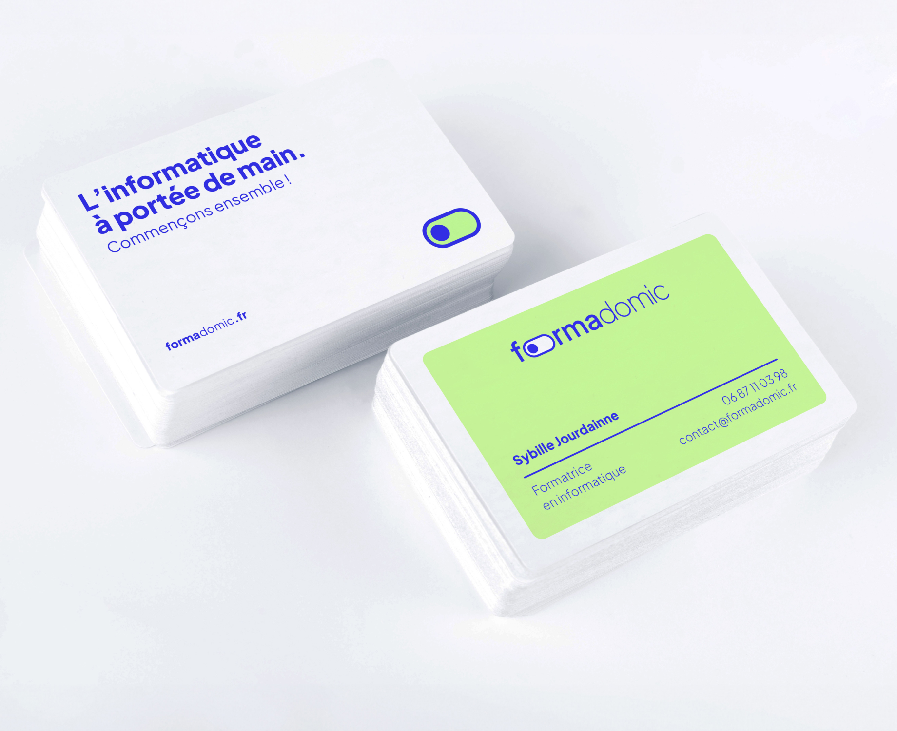 Carte de visite avec au recto "l'informatique à portée de main" et au verso les coordonnées de Sybille