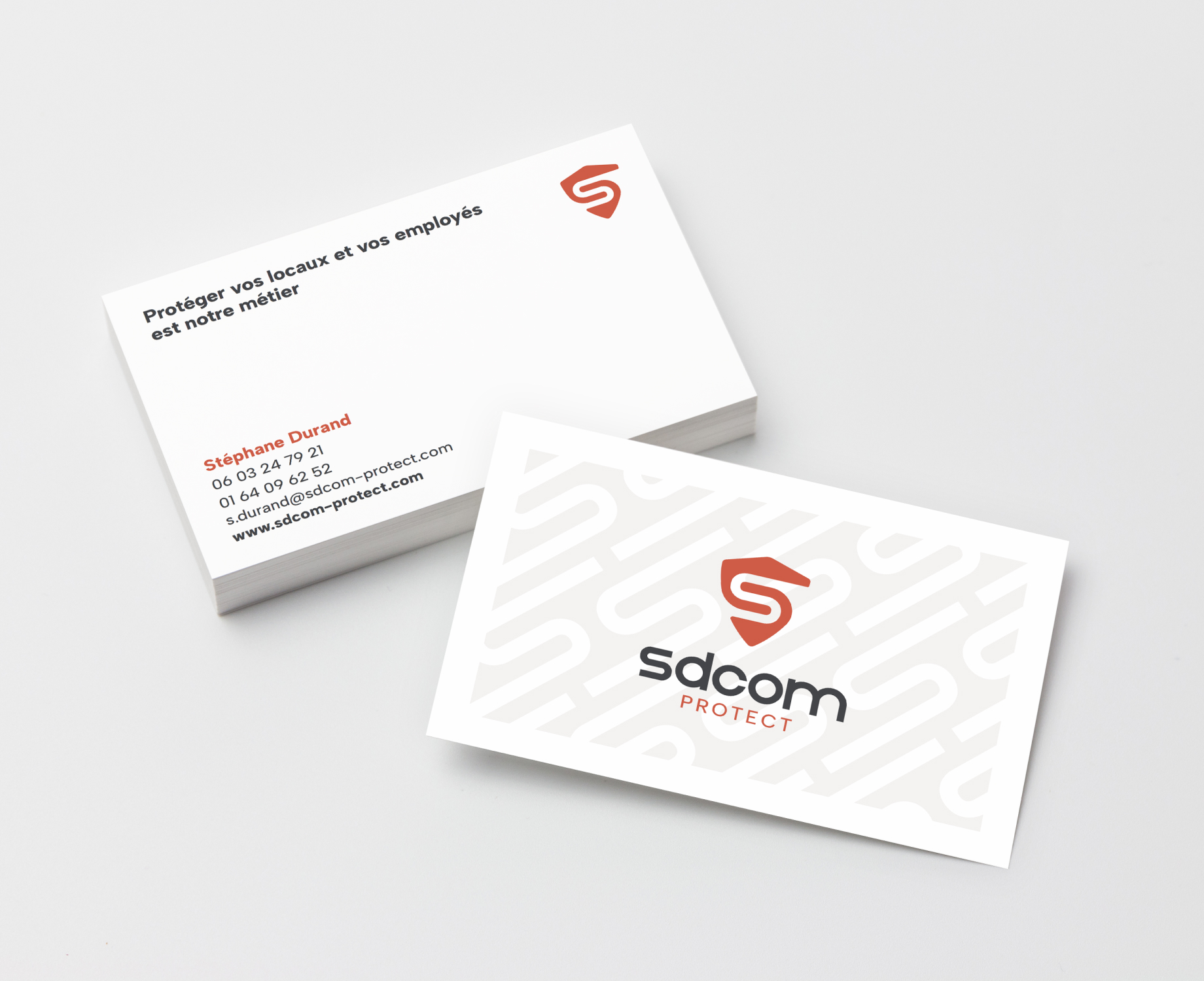 Carte de visite avec au recto le logo principal et en fond le motif répété du "s" puis au verso, les coordonnées du dirigeant avec la mentions "protéger vos locaux et vos employés est notre métier".