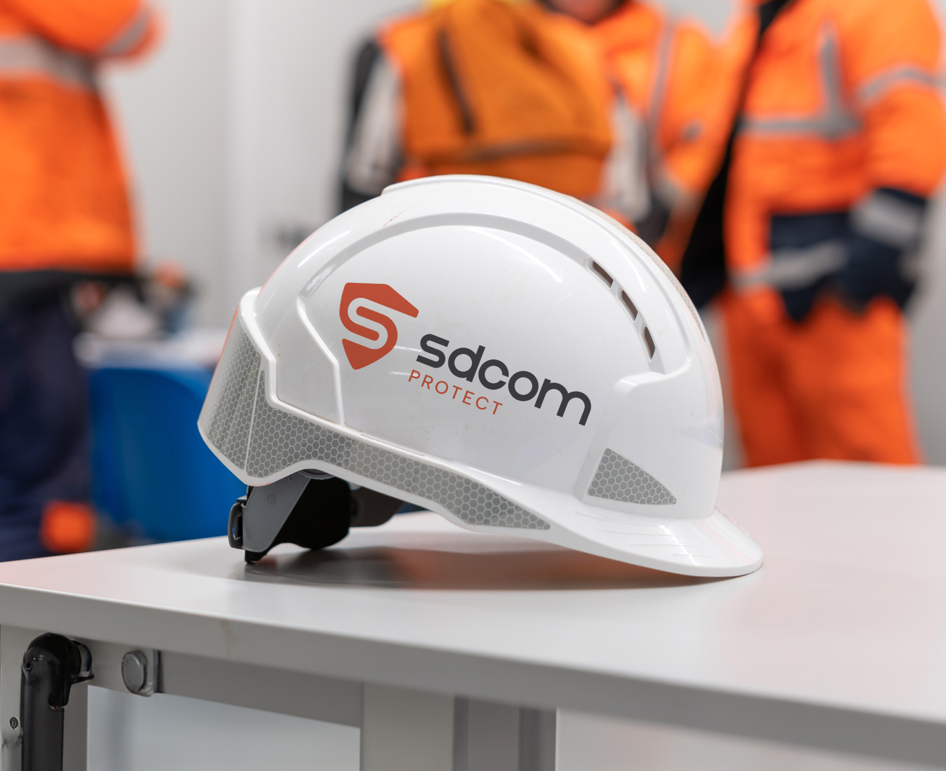 Logo apposé sur un casque de chantier